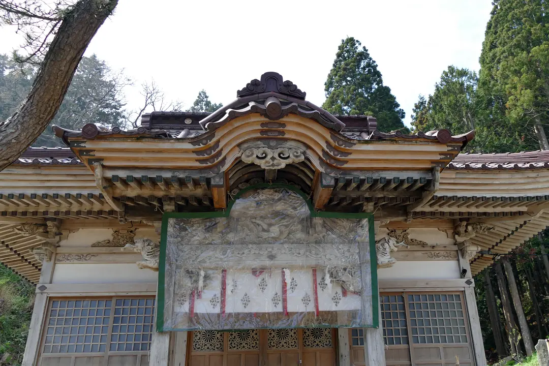 拝殿を見上げる