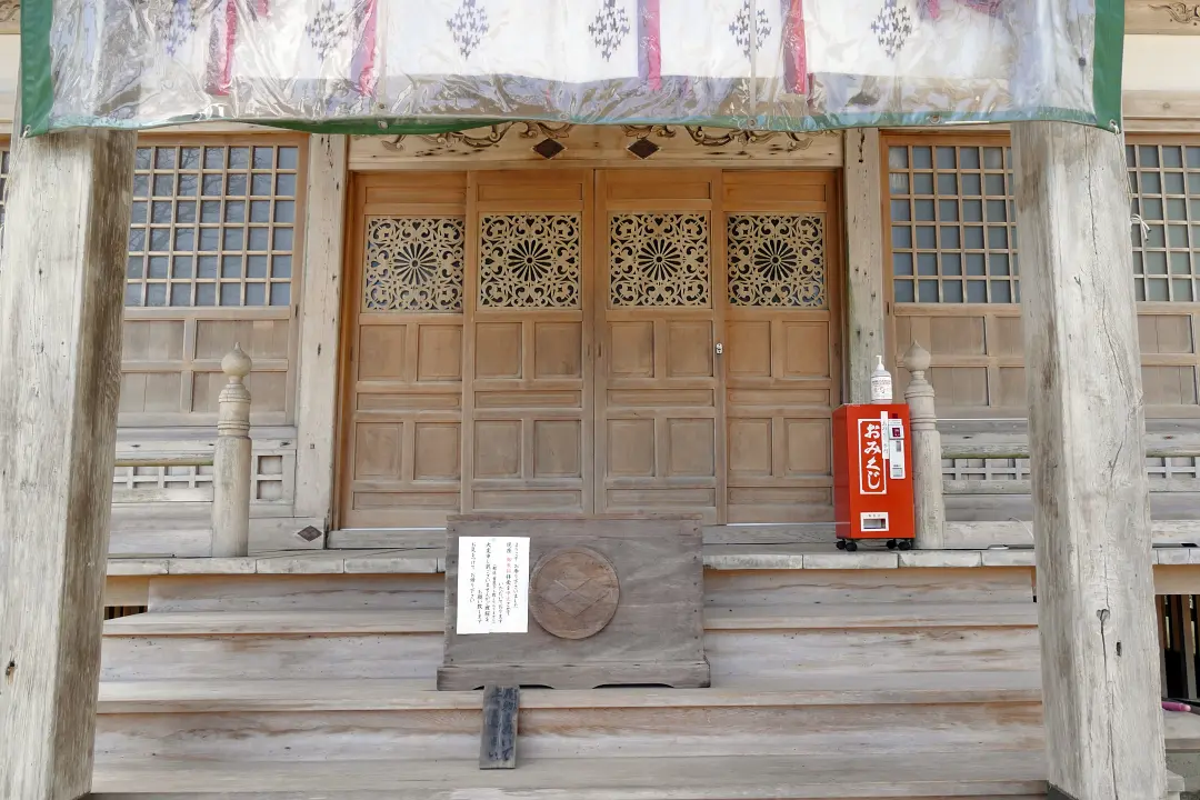 上ノ国八幡宮拝殿前