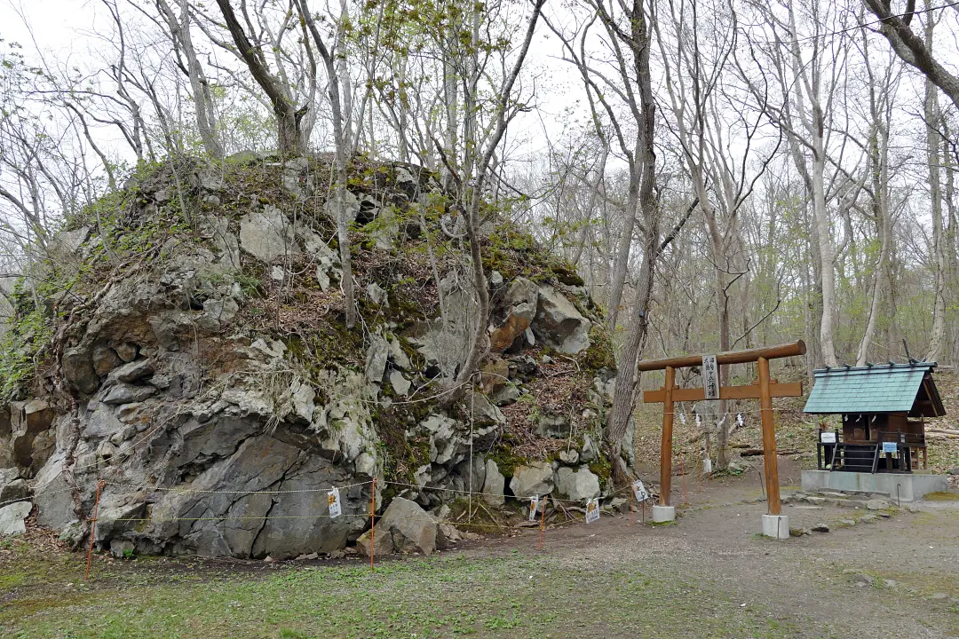 大沼駒ヶ岳神社と大岩