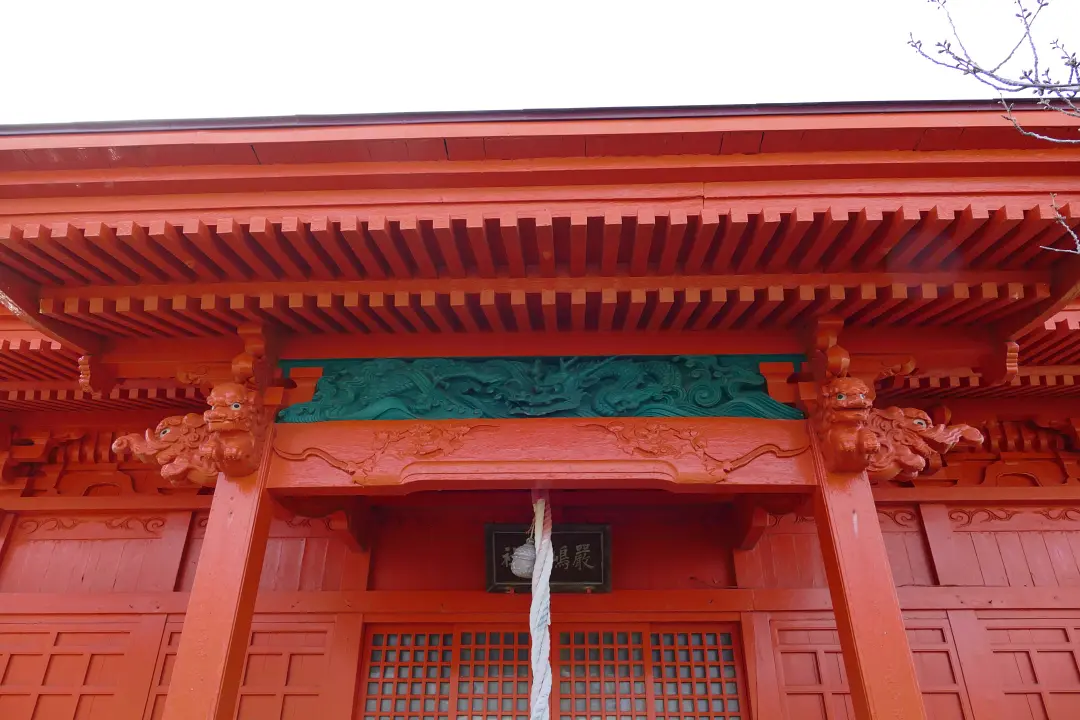 05P1140838 社殿上に刻まれた竜の彫刻