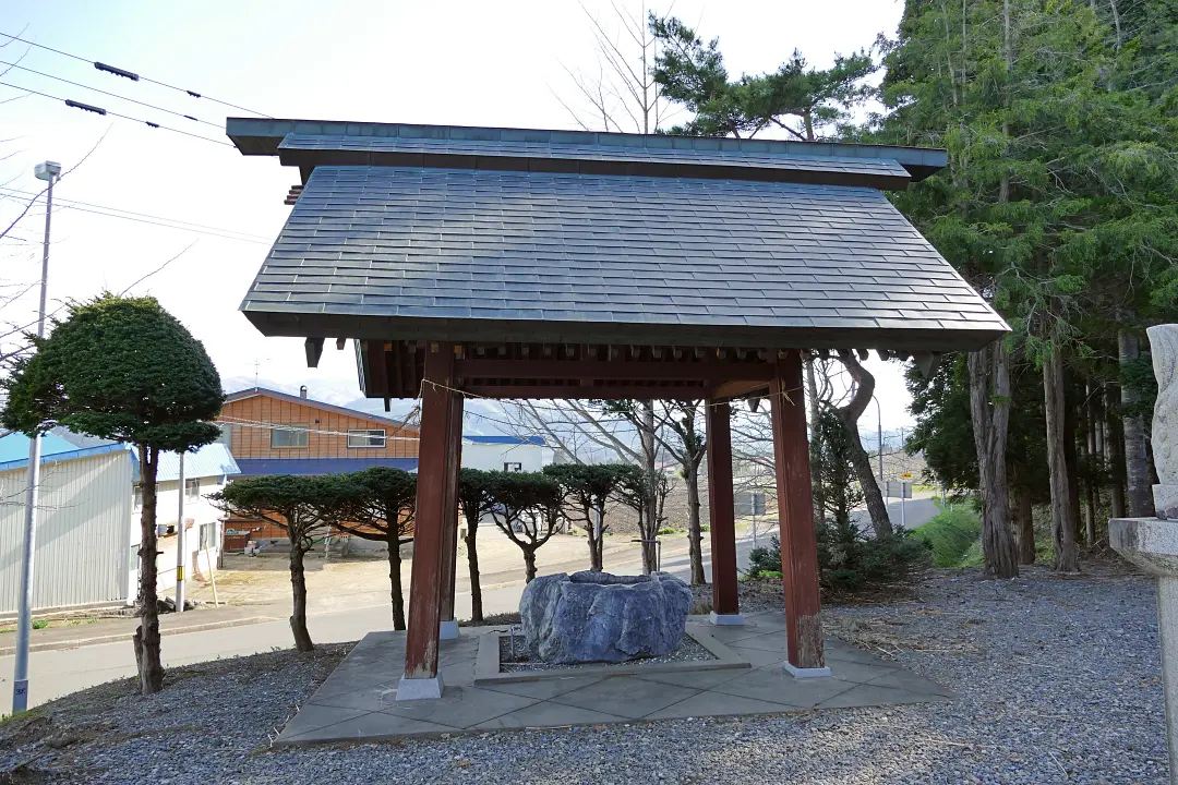 05P1150090 重内神社の手水舎