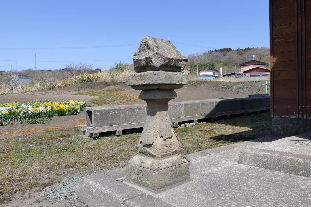 07P1140731 社殿左側の灯籠