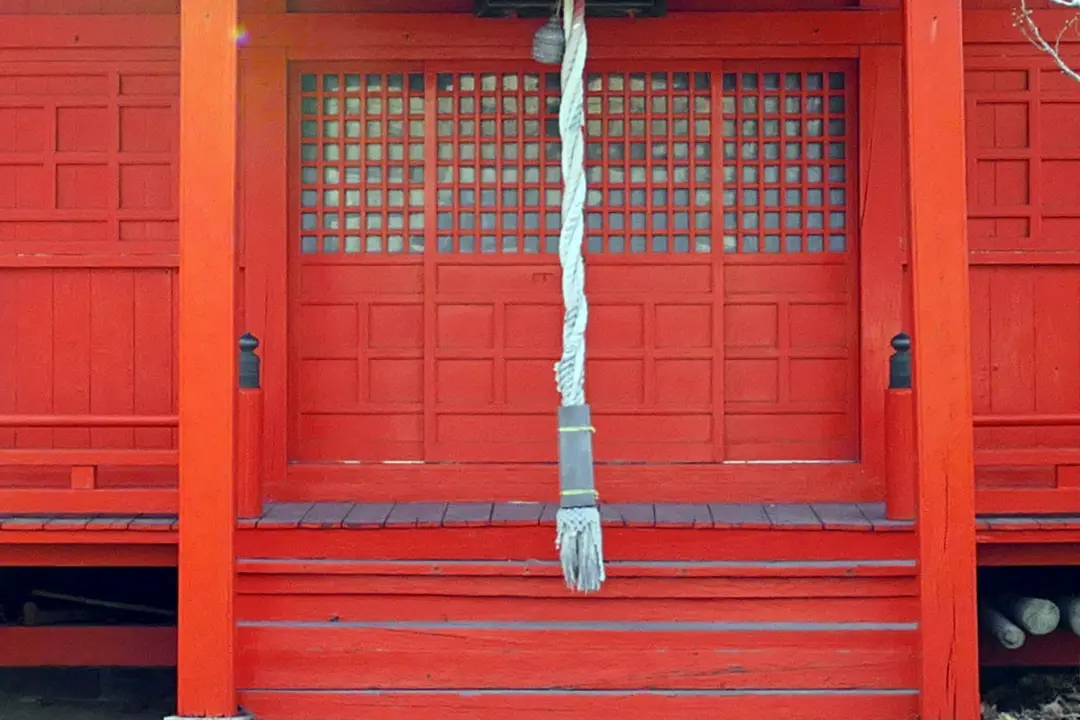 07P1140836 江差嚴嶋神社社殿の前