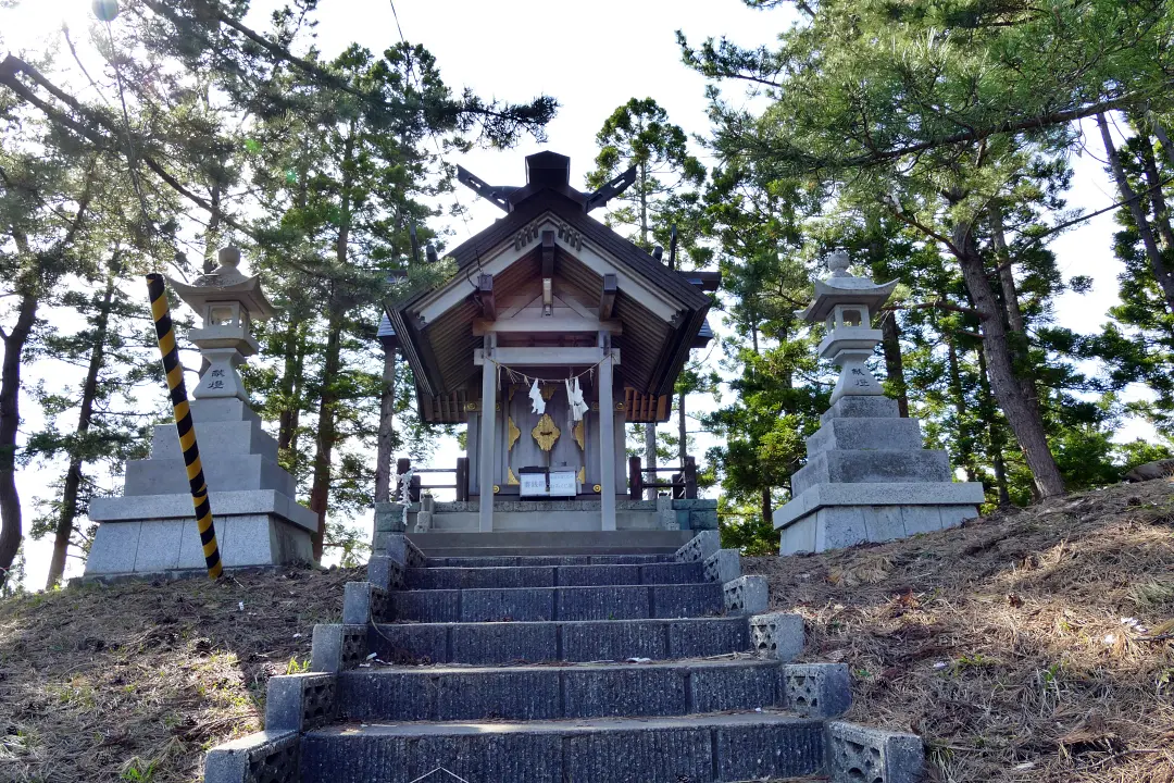 12P1150073 重内神社 灯籠と本殿