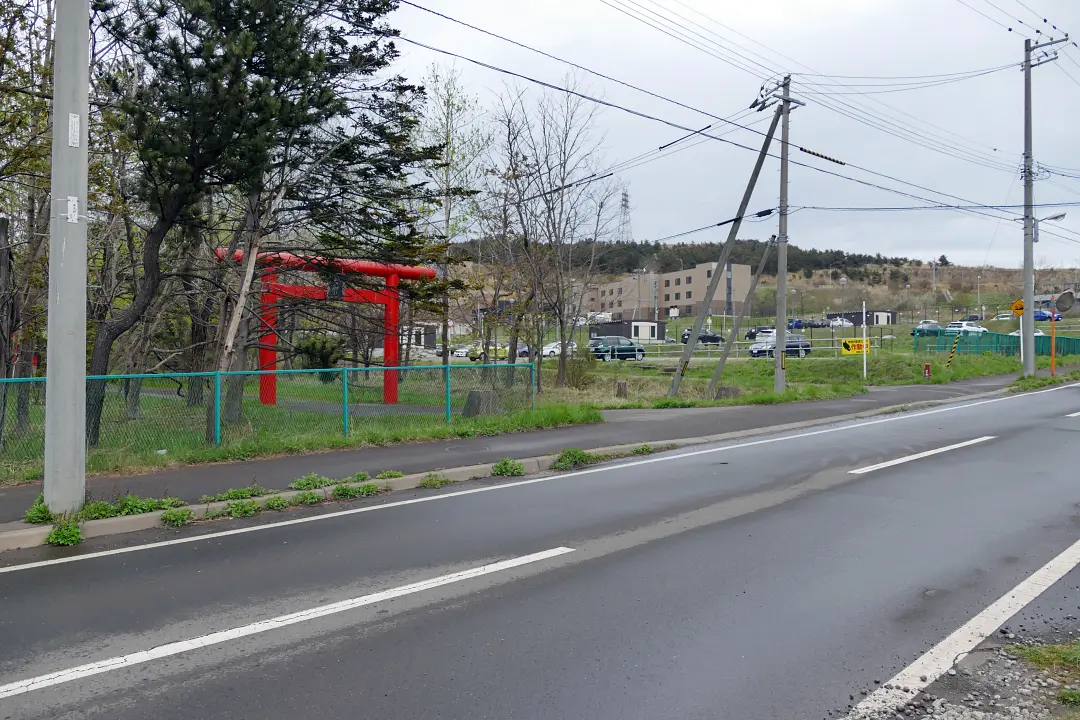 00P1150659 道路沿いの鳥居