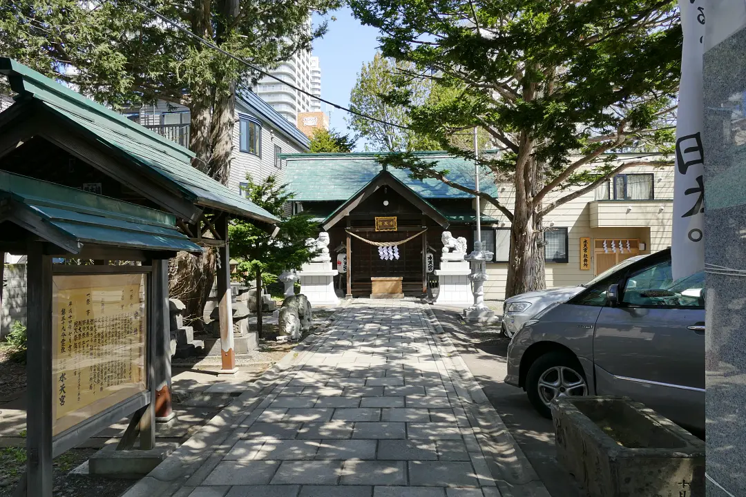 水天宮参道と社殿