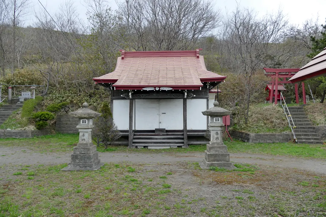 御崎神社社殿と灯籠