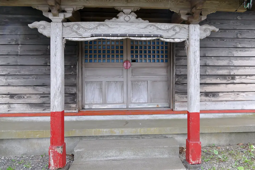 祝津神社拝殿の前