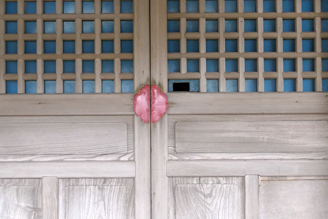 拝殿入り口の賽銭投入口