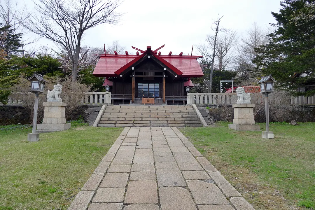 御傘山神社狛犬と社殿