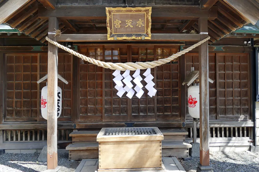 水天宮拝殿の前
