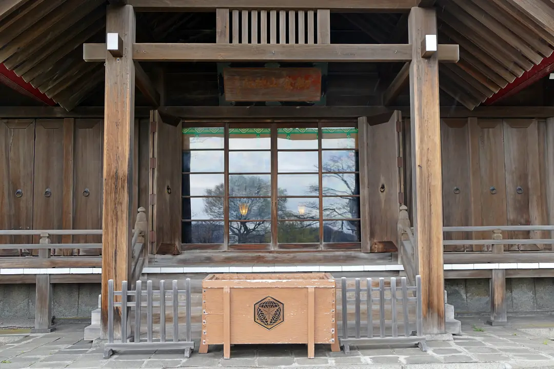 御傘山神社拝殿前