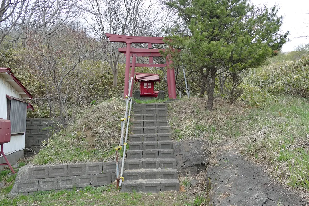 御崎神社境内社を見上げる