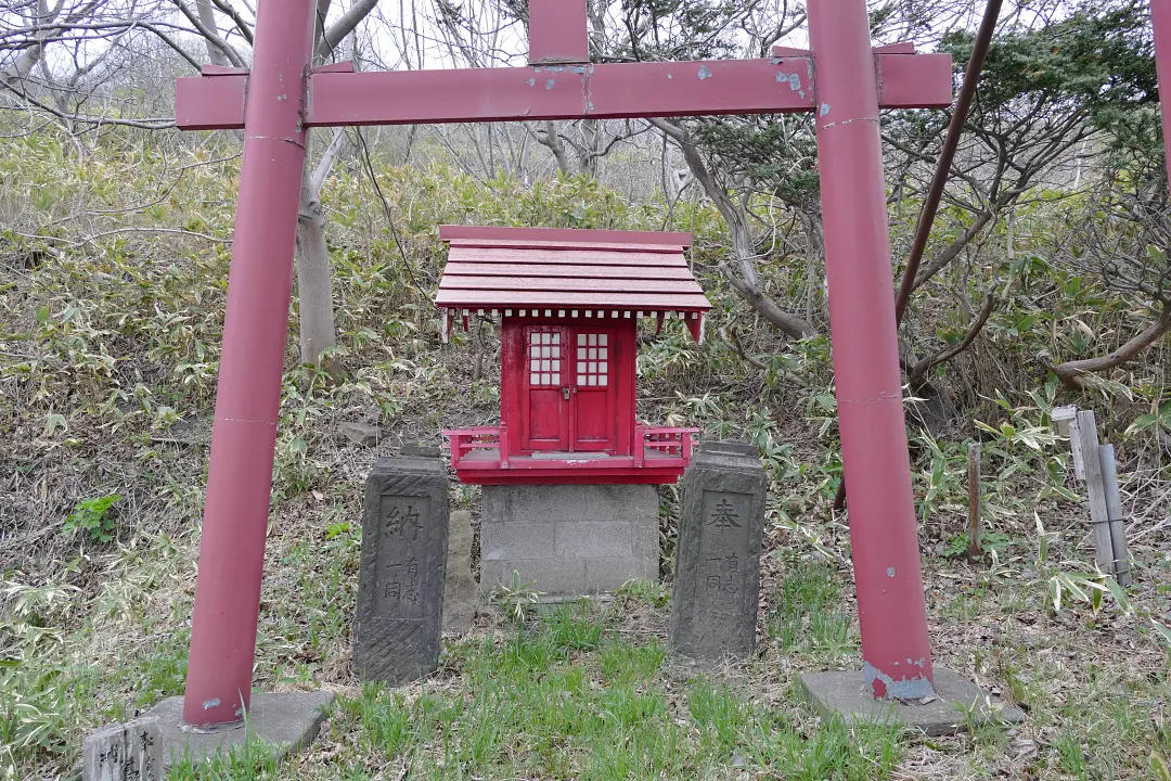 御崎神社境内社の祠