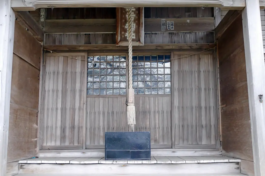 77P1150866 室蘭三吉神社拝殿の前