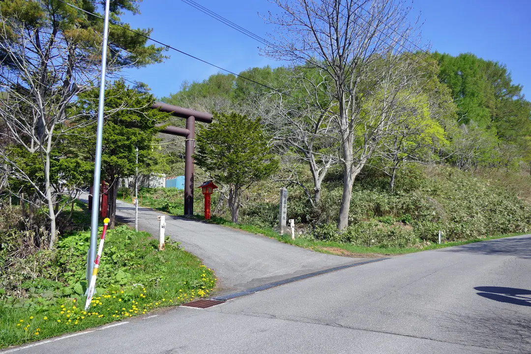 旧道と古平琴平神社