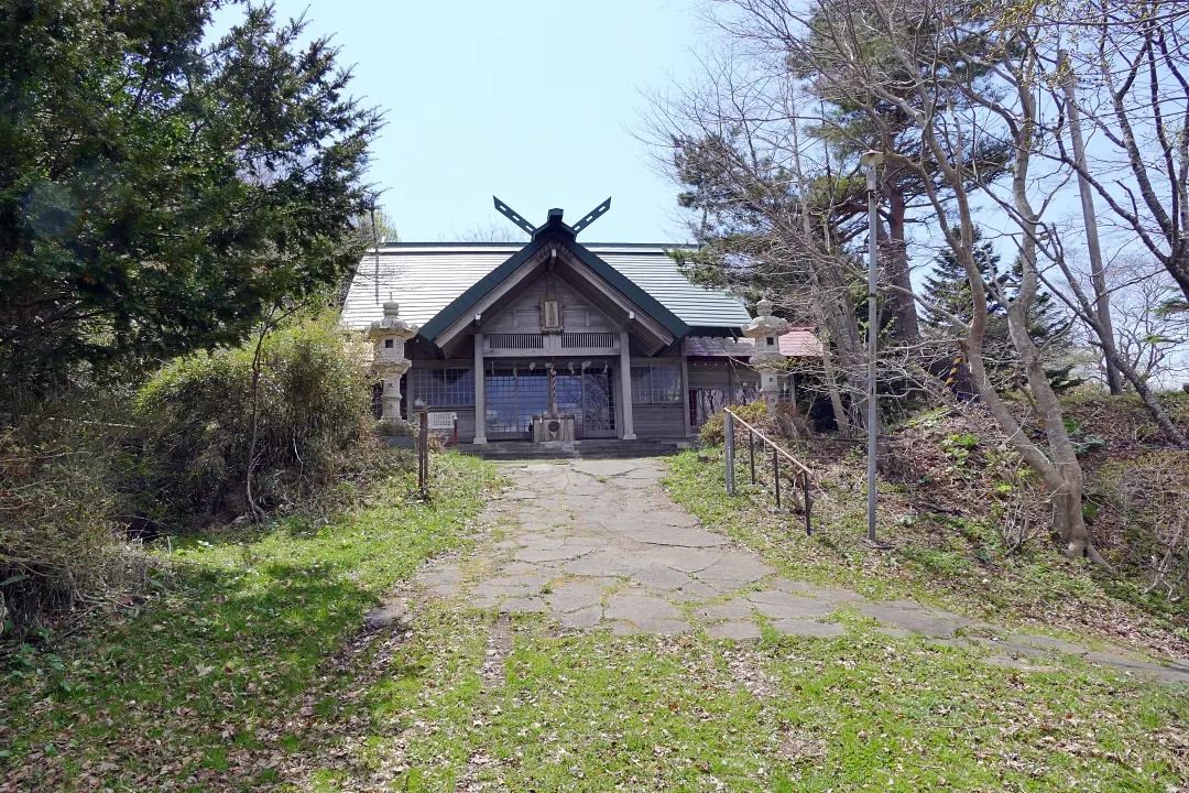 04P1160268 鷲別神社参道と社殿