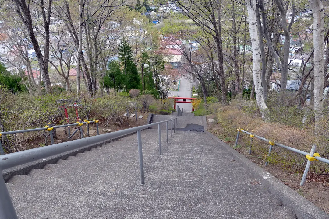 本輪西八幡神社の階段を見下ろす