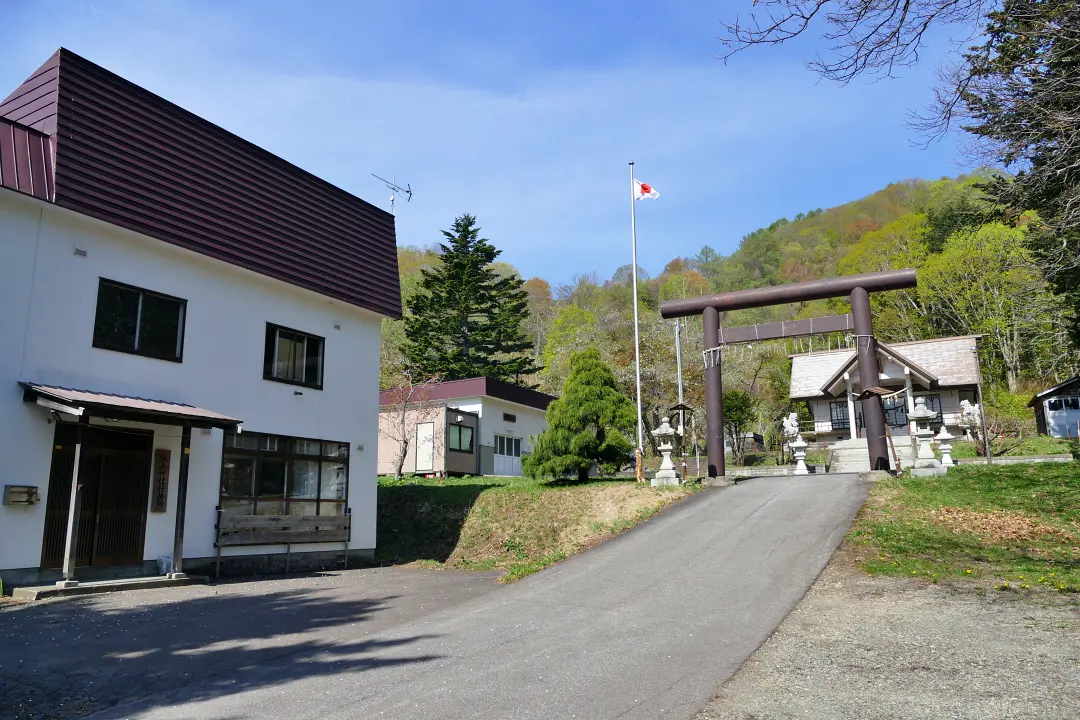 古平琴平神社社務所と二の鳥居