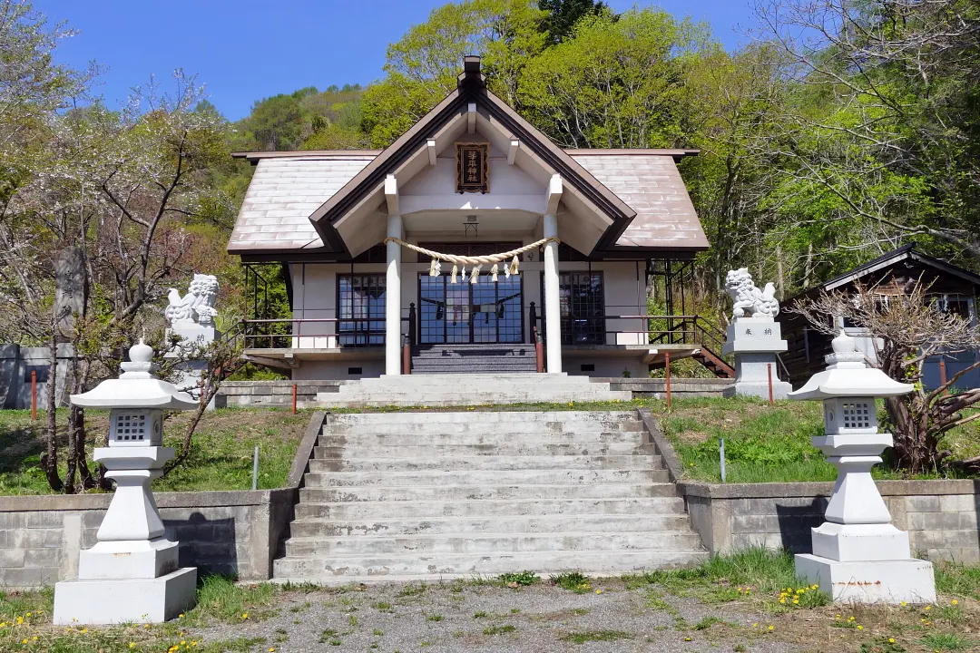 古平琴平神社社殿、灯籠、狛犬