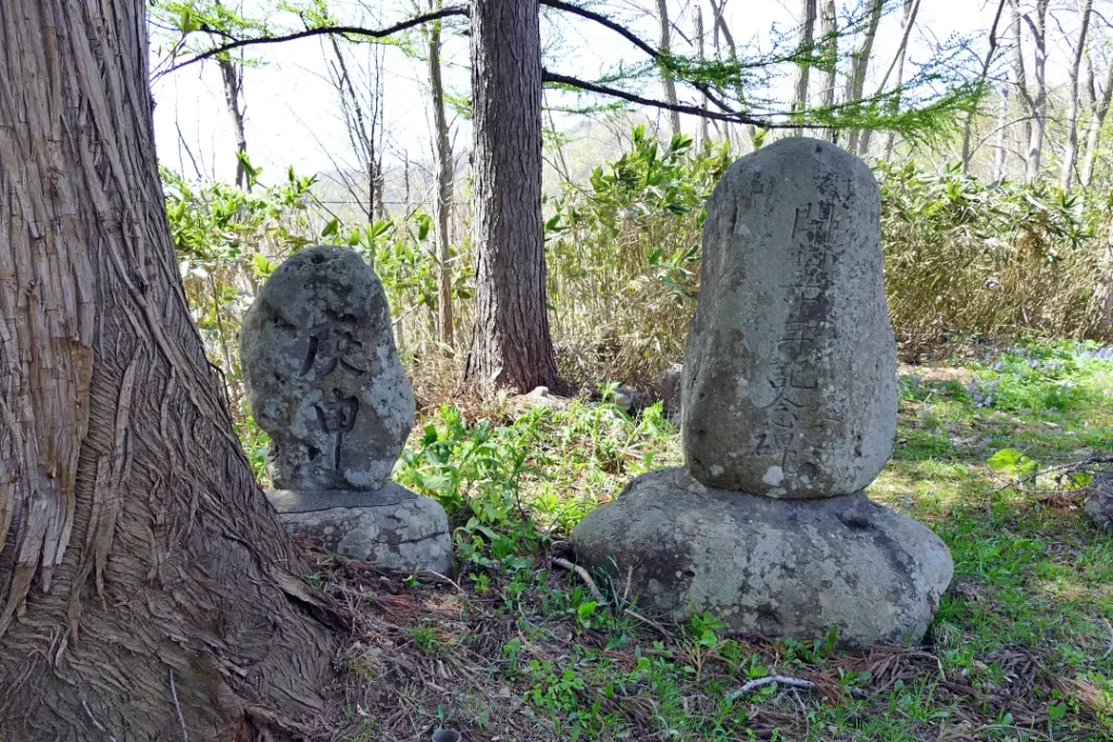 庚申碑と開村50年記念碑