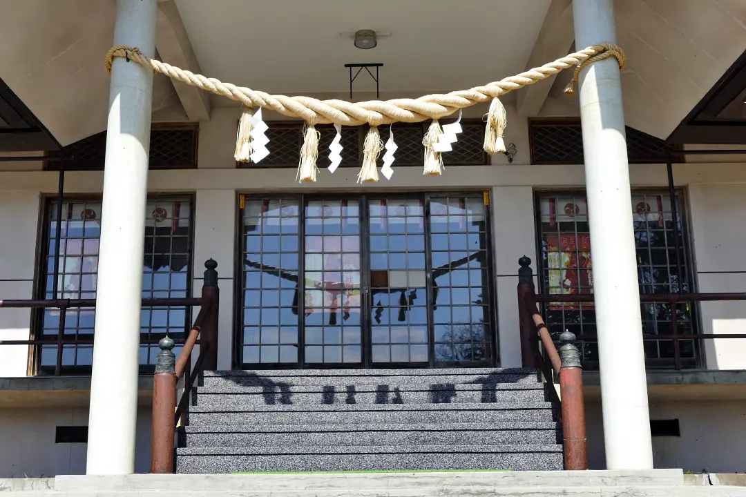 古平琴平神社社殿の前