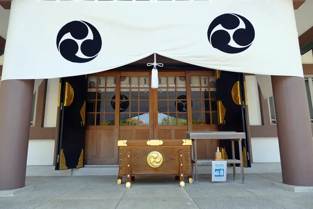 岩内神社拝殿の前