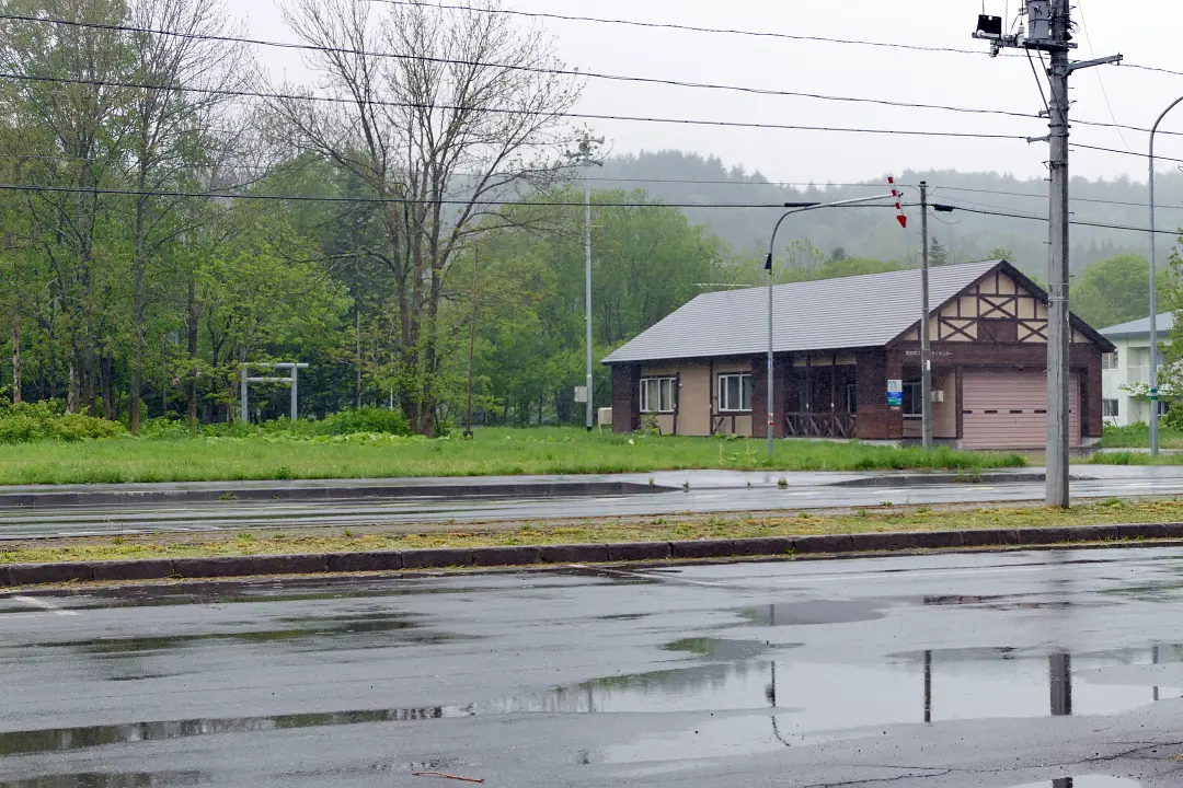 道の駅ぴんねしりから見た敏音知神社の鳥居