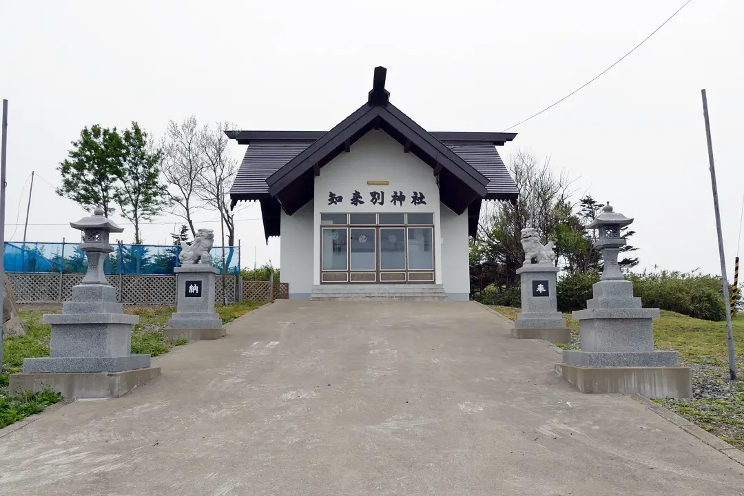 05P1170271 知来別神社 参道と社殿