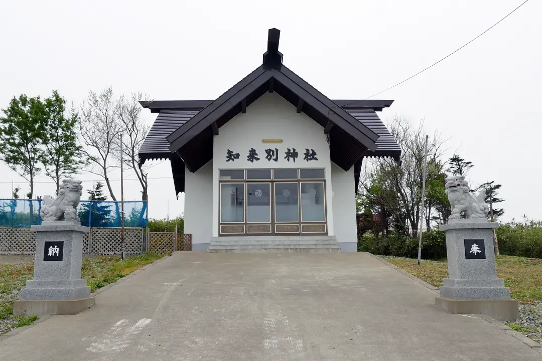 06P1170270 知来別神社 狛犬と社殿
