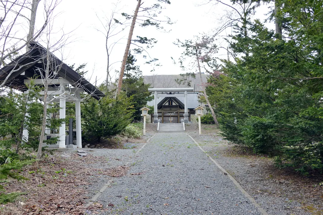 留寿都神社 参道と手水舎