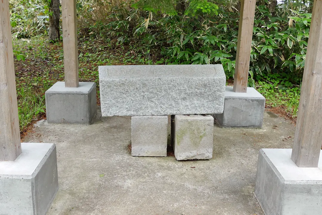 09P1170229 猿払八幡宮 手水鉢
