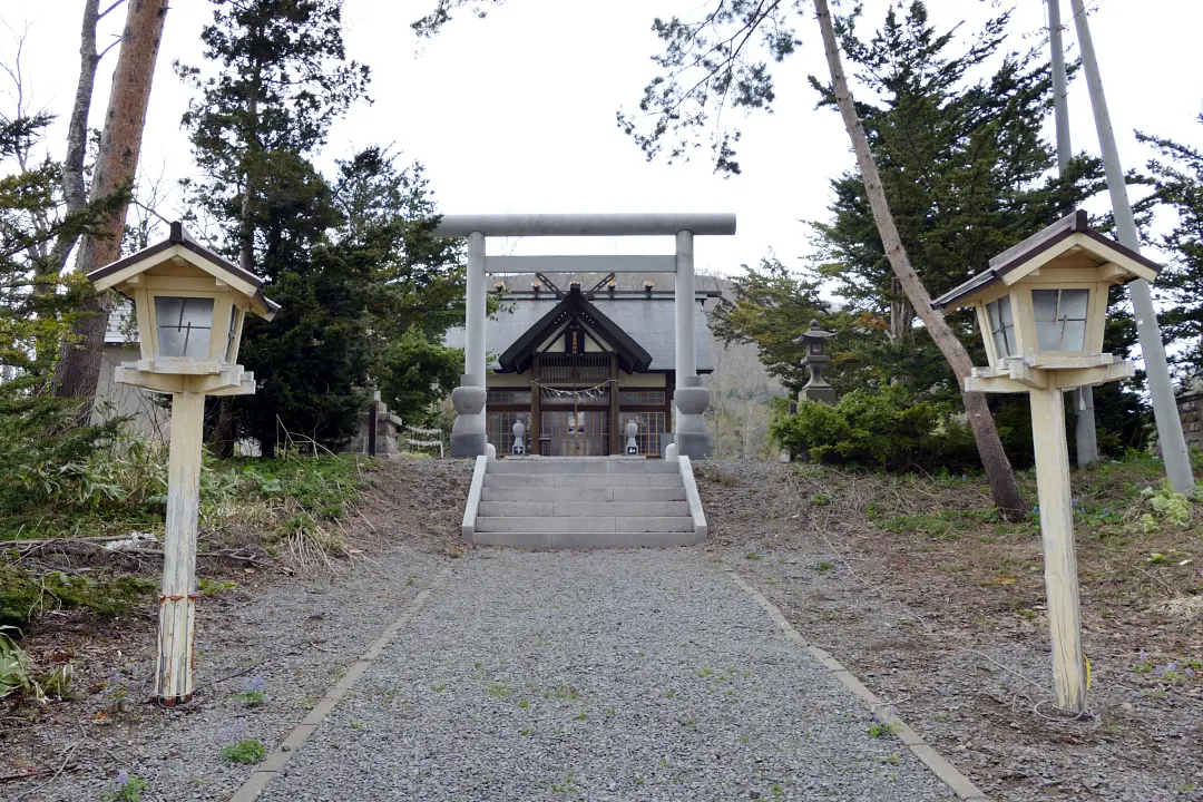 留寿都神社 灯籠と二の鳥居