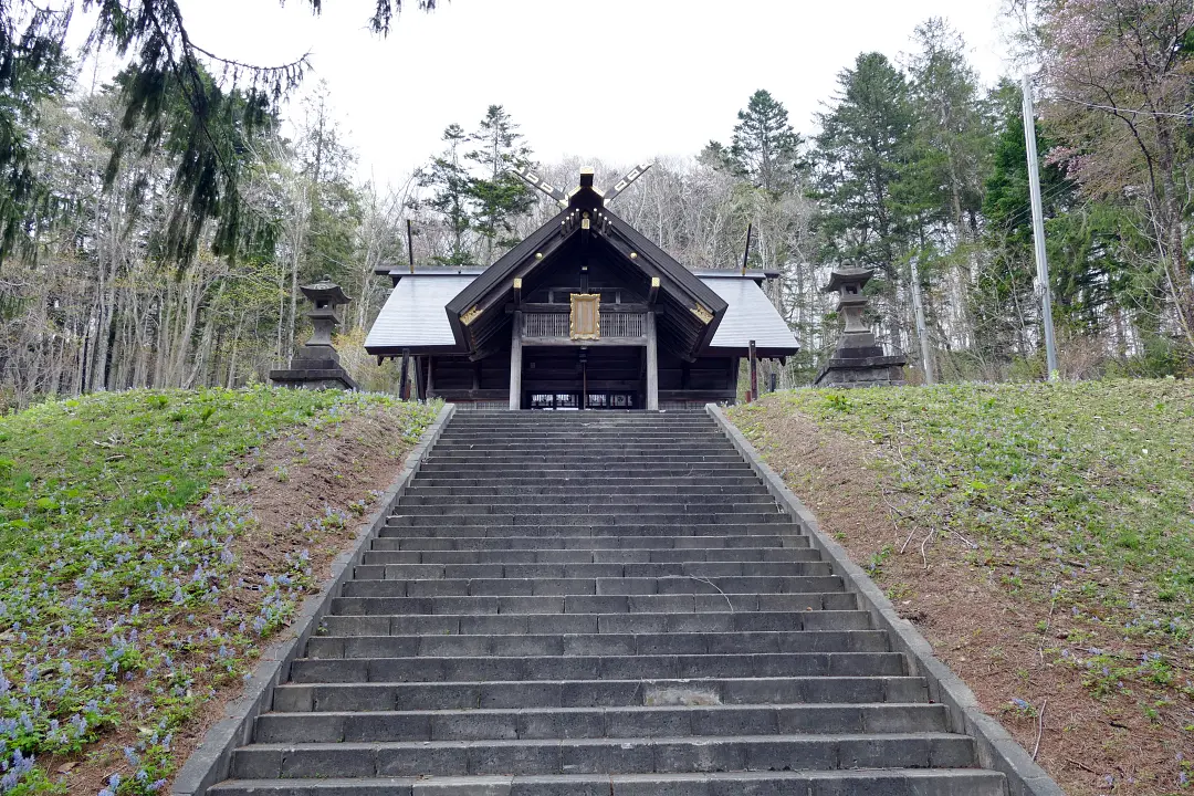 12P1160934 喜茂別神社 社殿前の階段
