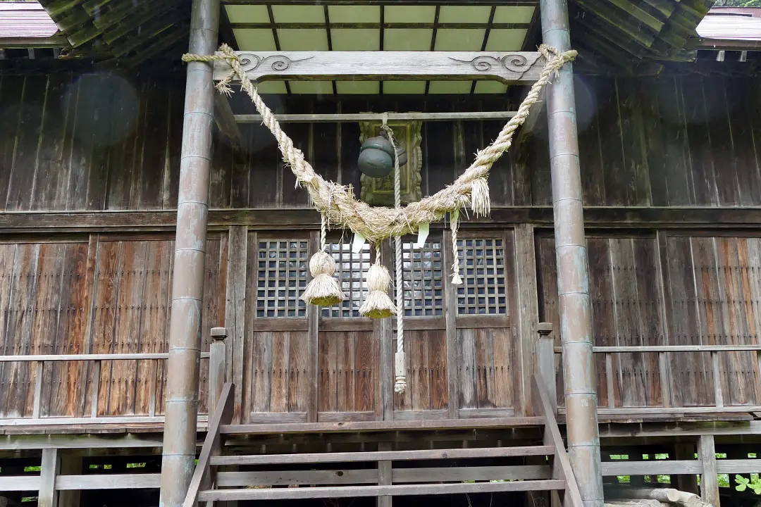 中頓別神社 社殿の前