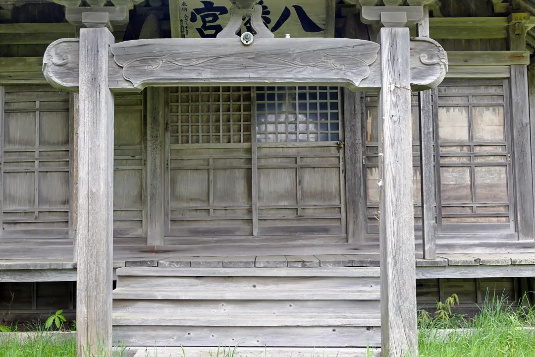 12P1170222 猿払八幡宮 社殿の前