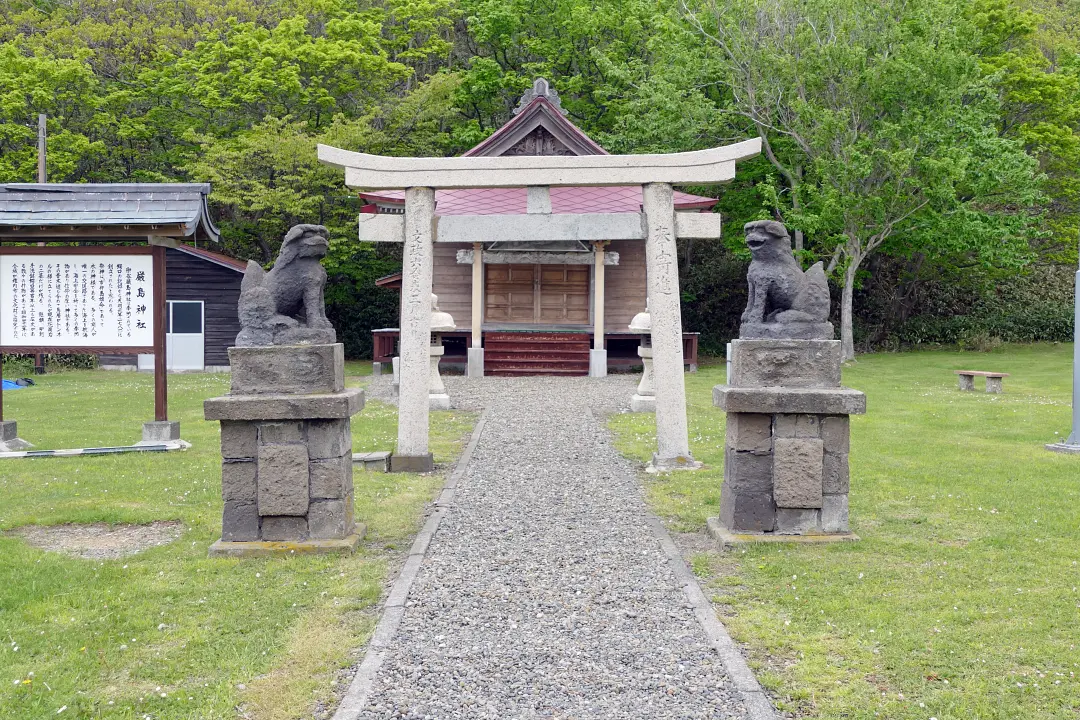 05P1170467 宗谷厳島神社 狛犬と二の鳥居