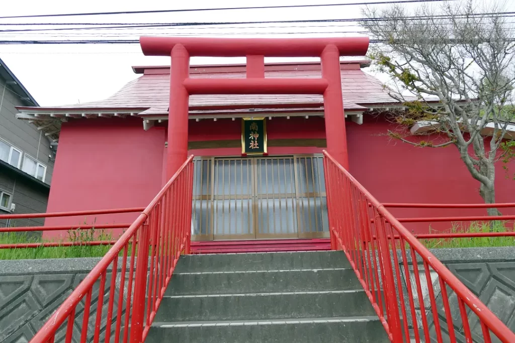 大黒南神社社殿を見上げる