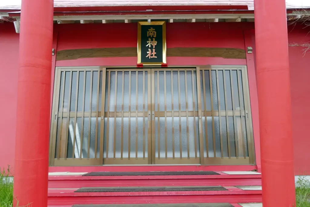 大黒南神社社殿の前