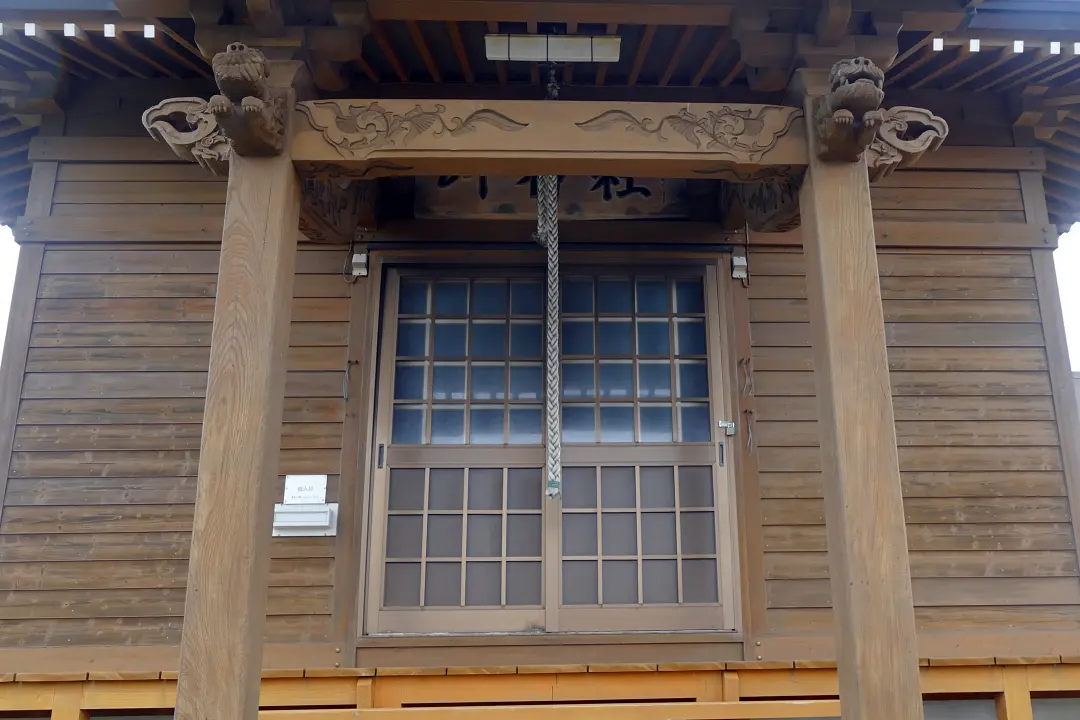 岬神社 社殿の前