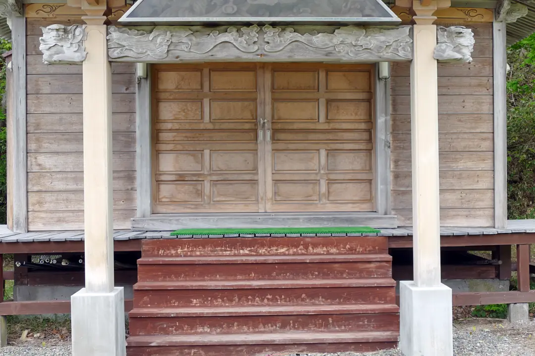 15P1170475 宗谷厳島神社 社殿の前