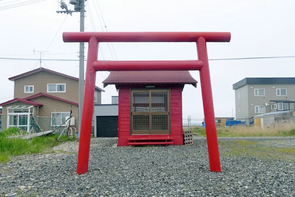 末社の鳥居と社殿
