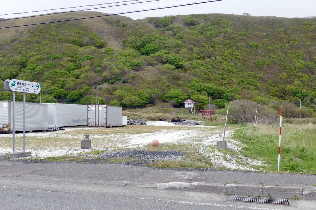 道道254号線から見るウロンナイ稲荷神社