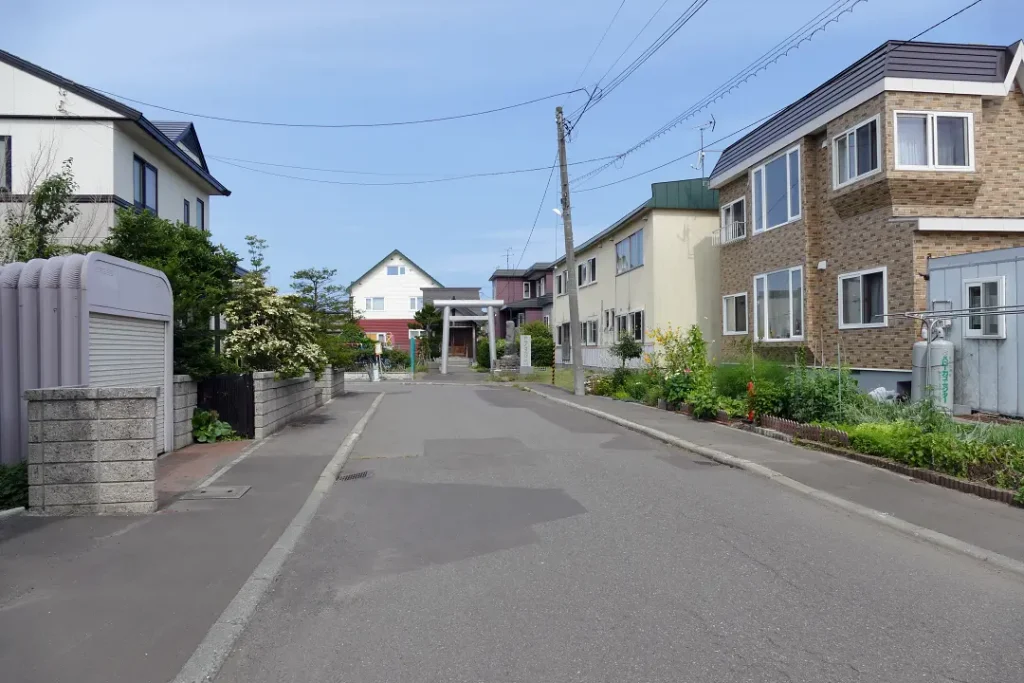 住宅街の一角に苗穂山農本神社 