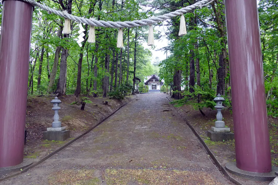 04P1170999 幌延神社 鳥居の前