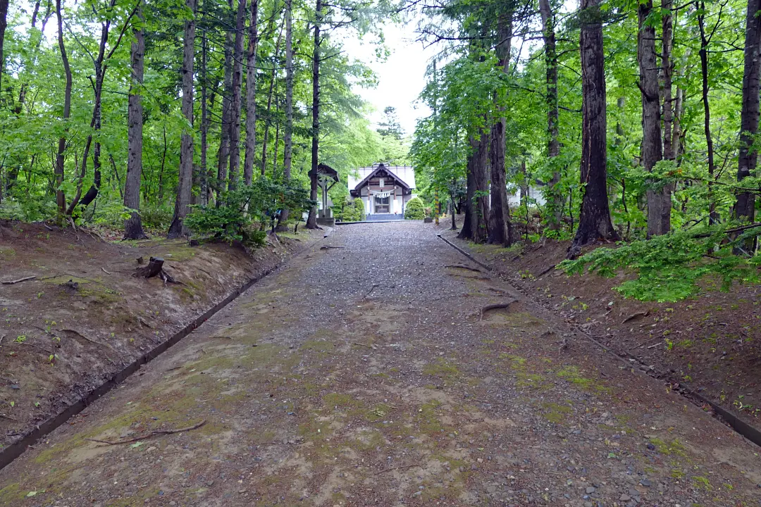 05P1180018 幌延神社 参道