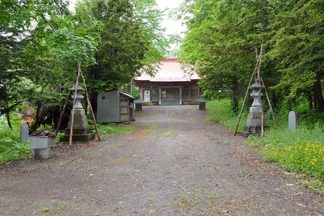 07P1180079 中川神社 参道と社殿
