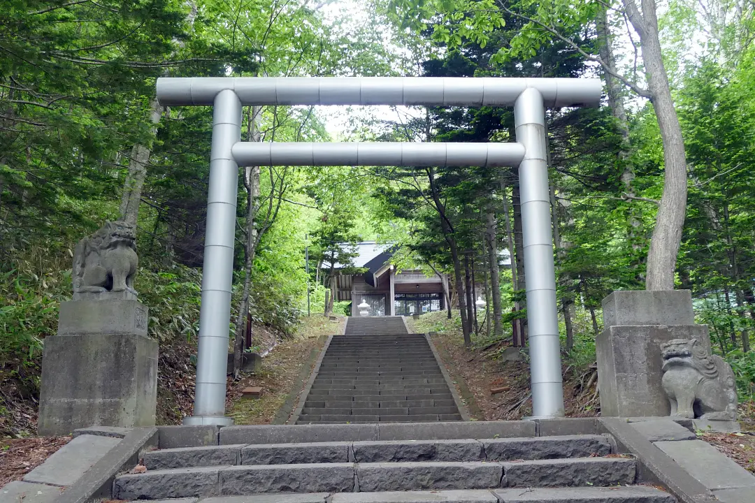 豊富八幡神社 二の鳥居と狛犬