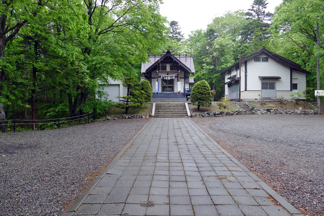 09P1180002 幌延神社 石畳の参道と社殿