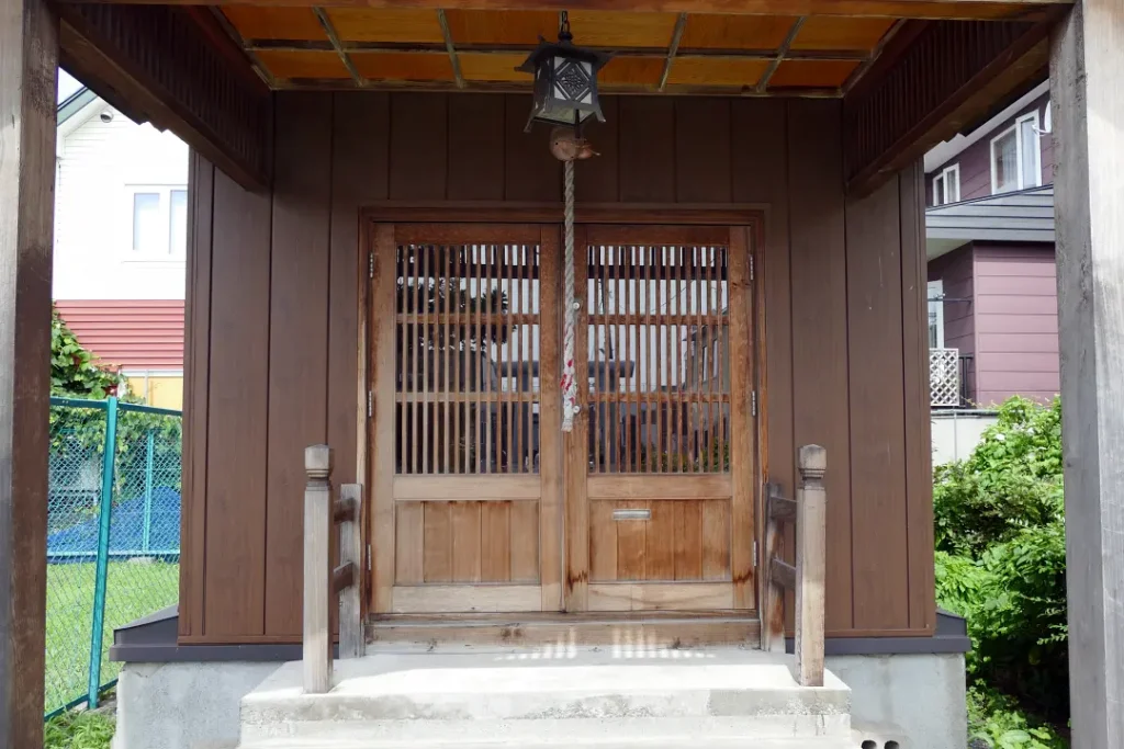 苗穂山農本神社社殿の前
